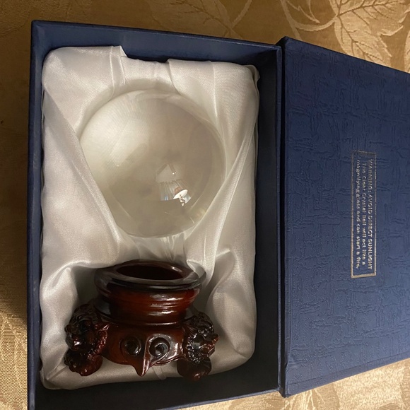 Amlong Crystal Ball and Lion Resin Stand - Picture 11 of 11